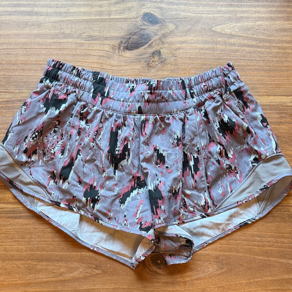 Lululemon Women's Hotty Hot Low Rise Patterned Shorts 2.5”